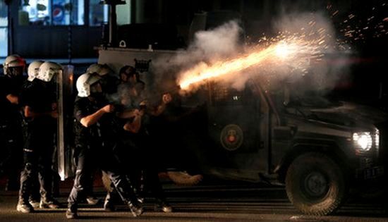 Туреччину охопили заворушення: спецназ застосував сльозогінний газ