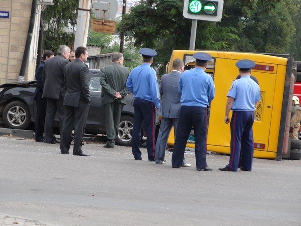 В Сумах иномарка влетела в маршрутку: 2 жертвы, 15 пострадавших