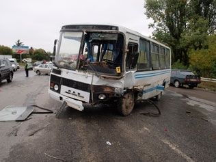 В Тернополе столкнулись легковушка и автобус: есть жертвы