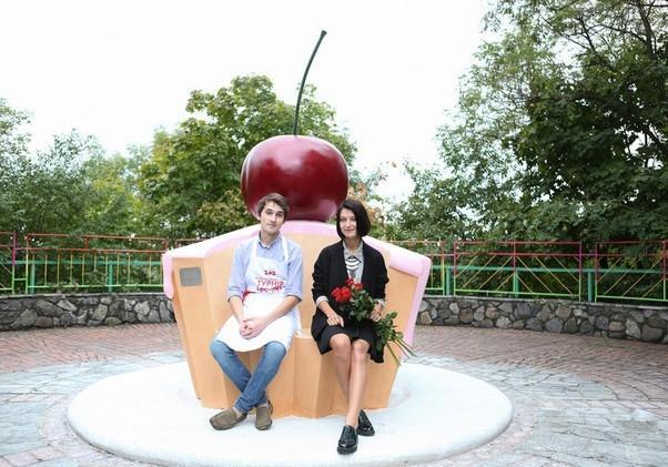 В Киеве появилось пирожное-скамейка и девочка-канатоходец