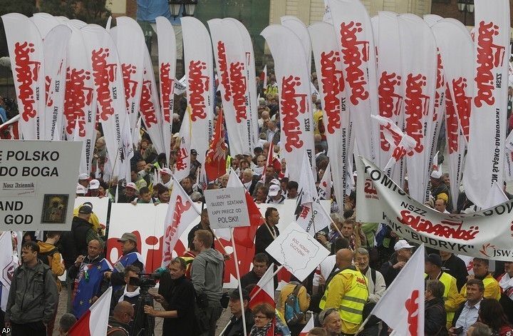 У Варшаві сто тисяч людей мітингують проти уряду Туска