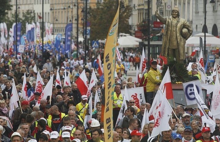 В Варшаве сто тысяч человек митингуют против правительства Туска