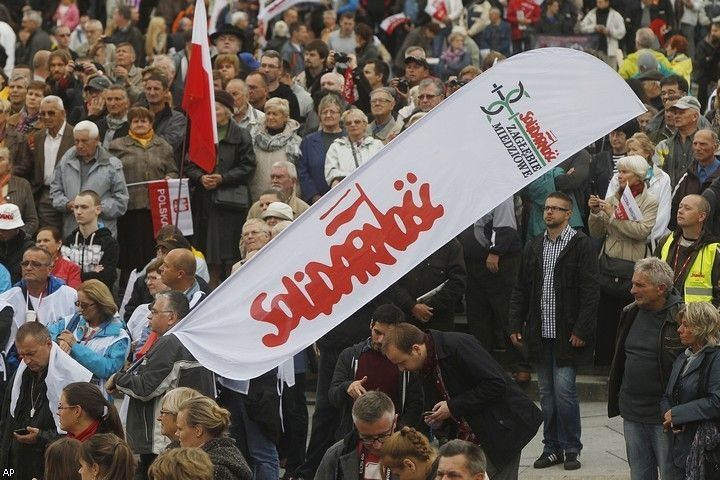 В Варшаве сто тысяч человек митингуют против правительства Туска