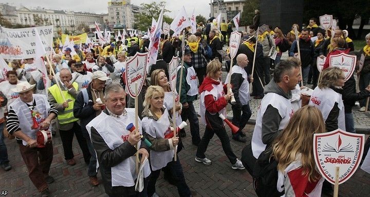 В Варшаве сто тысяч человек митингуют против правительства Туска