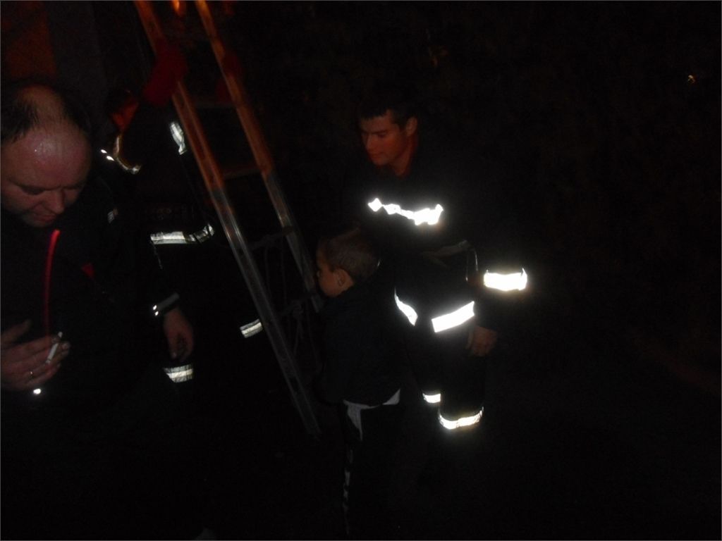 В Боярке ребенок вылез на подоконник многоэтажки, снимать пришлось спасателям