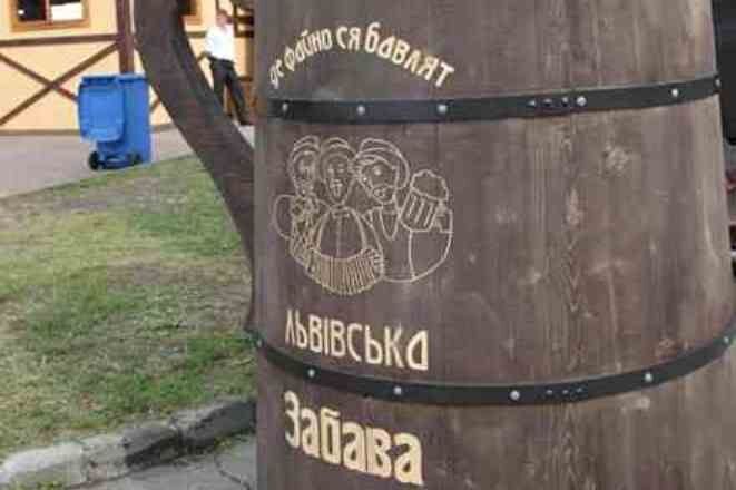 Во Львове установили самую большую в Украине пивную кружку