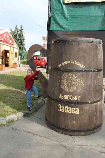 Во Львове установили самую большую в Украине пивную кружку