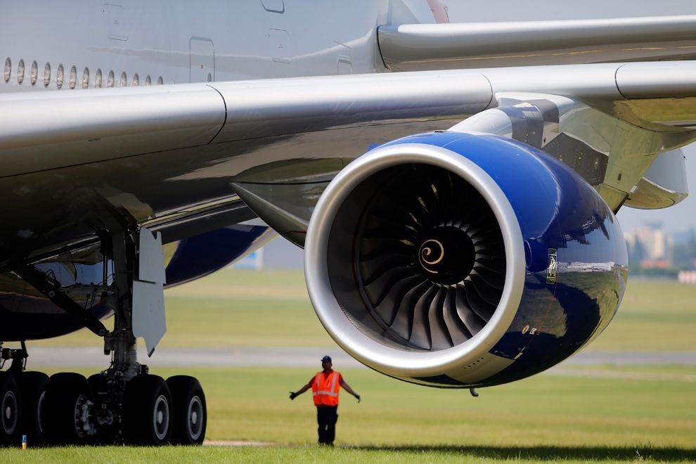 Работник аэропорта стоит возле турбины Airbus A380 авиакомпании British Airways в первый день 50-го Парижского авиасалона в Ле-Бурже.