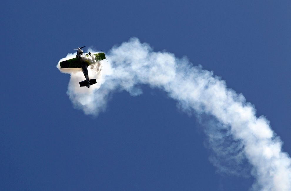Литовский летчик Юргис Кайрис выполняет пилотаж на Су-31 на международном авиашоу Bucharest International Air Show 2013 в аэропорту Бэняса в Бухаресте, Румыния.
