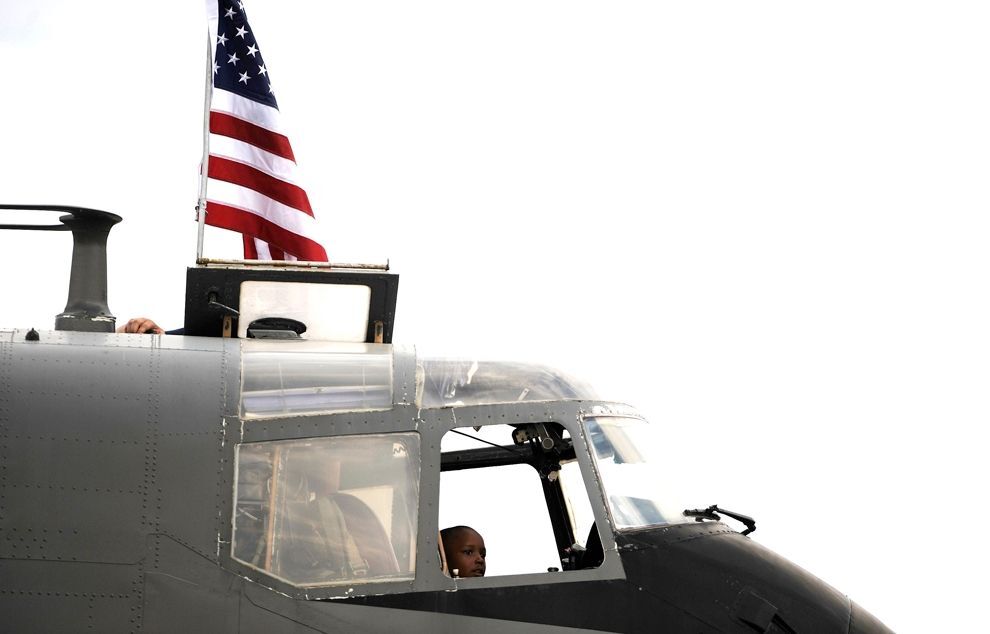 Четырехлетний Джошуа Монро в кабине самолета De Havilland DH-4 во время авиашоу Thunder over Michigan в аэропорту Уиллоу Ран в Бельвилле, штат Мичиган.