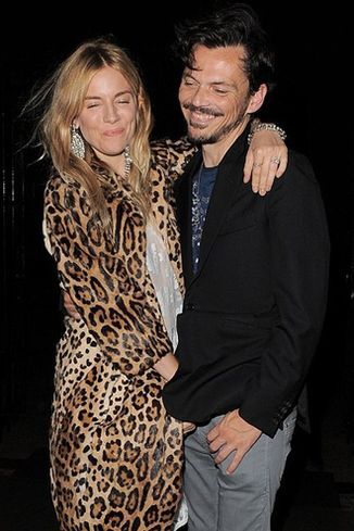 Виктория Бекхэм пришла на ужин Vogue в водолазке