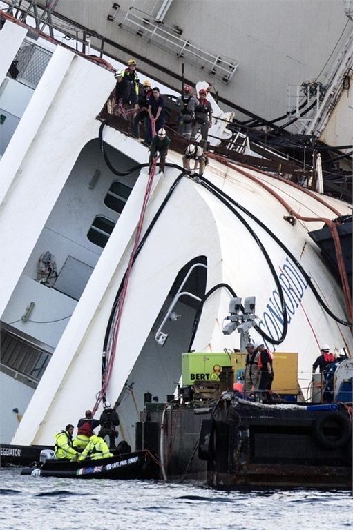 Началась операция по подъему Costa Concordia 