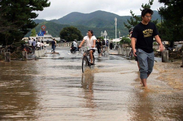 На японском острове Хонсю свирепствует тайфун "Мань-йи"