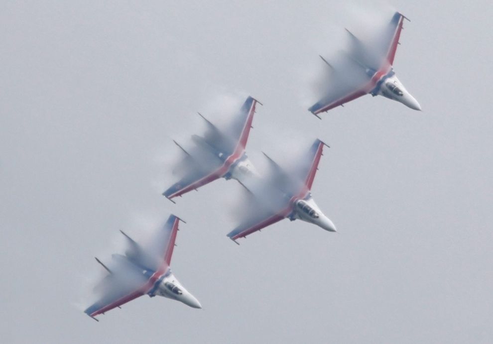 Российские истребители Су-27 в составе пилотажной группы "Русские Витязи" на Международном авиационно-космическом салоне МАКС-2013 в Жуковском.