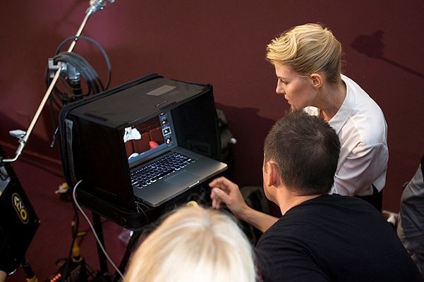 Рената Литвинова рекламирует часы, сидя в режиссерском кресле