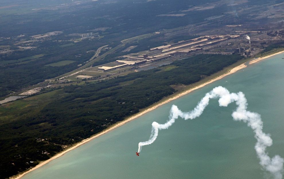 Американец Шон Такер выполняет пилотаж накануне 55-го авиашоу Chicago Air and Water Show недалеко от Гэри, штат Индиана.