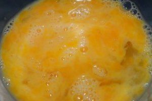 Яйца вымыть, разбить в глубокую посуду и, не взбивая, смешать белок с желтком. Добавить соль и перец, перемешать.