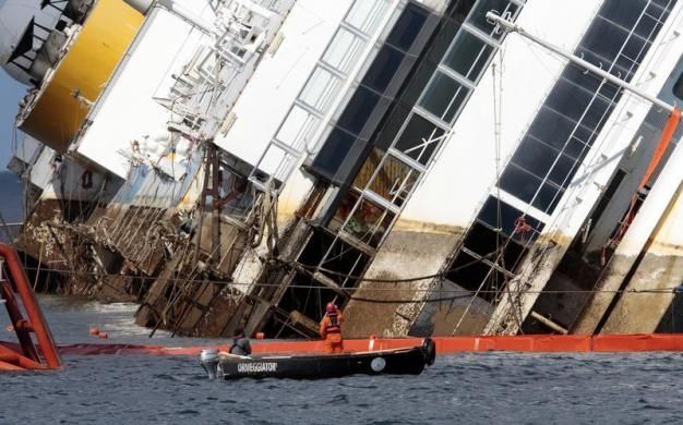 Затонувший лайнер Costa Concordia подняли со дна