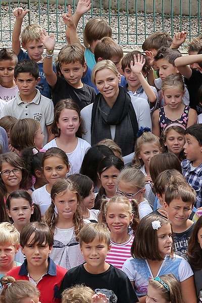 Княгиня Шарлин опробовала современную школьную жизнь