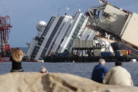 Затонувший лайнер Costa Concordia подняли со дна