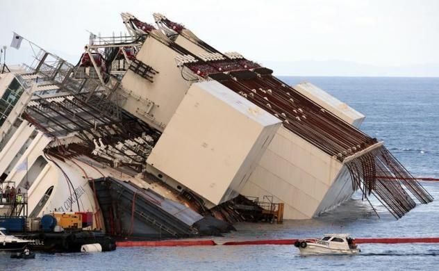 Затонувший лайнер Costa Concordia подняли со дна