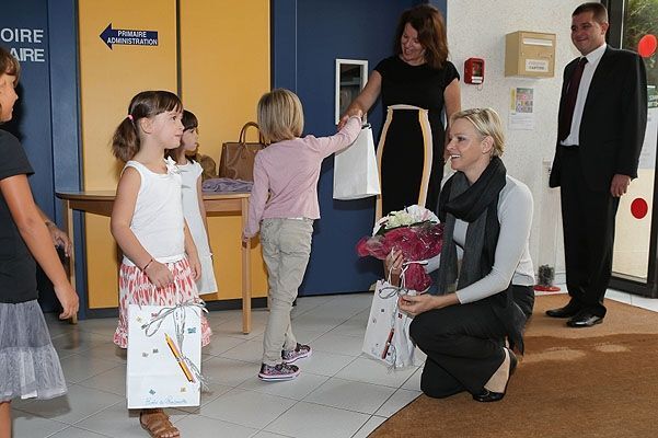 Княгиня Шарлин опробовала современную школьную жизнь