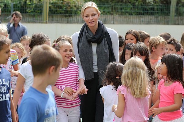Княгиня Шарлин опробовала современную школьную жизнь