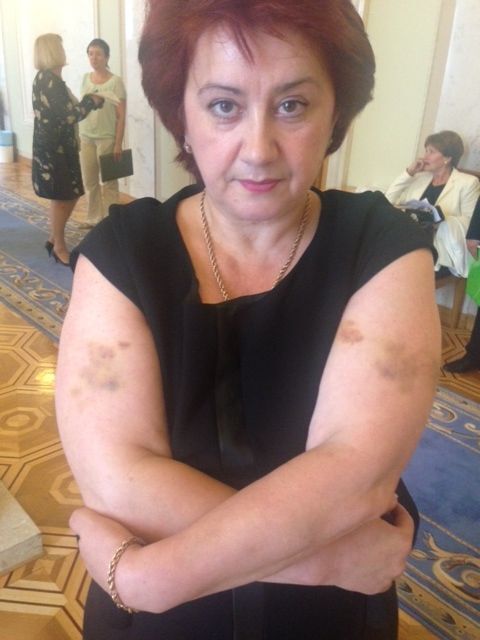 От ГПУ требуют наказать охранников Азарова за избиение женщины-нардепа