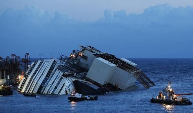 Затонувший лайнер Costa Concordia подняли со дна