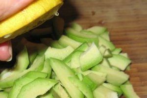 Авокадо нарезать дольками (как правильно выбрать и аккуратно почистить авокадо можно посмотреть здесь) и сбрызнуть соком лимона.