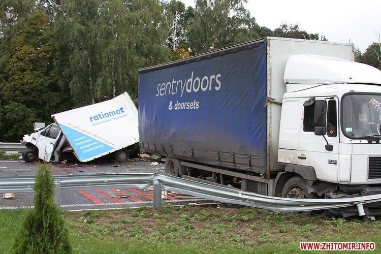 "Сладкое" ДТП с 4 фурами: трасса "Киев - Чоп" усеялась тортами