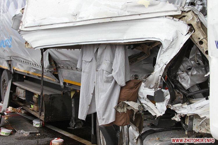 "Сладкое" ДТП с 4 фурами: трасса "Киев - Чоп" усеялась тортами