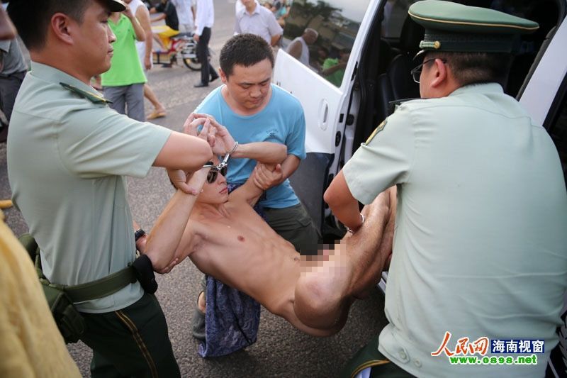 Российский студент шокировал китайцев "голой медитацией" на дороге