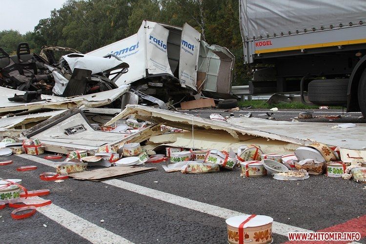 "Сладкое" ДТП с 4 фурами: трасса "Киев - Чоп" усеялась тортами