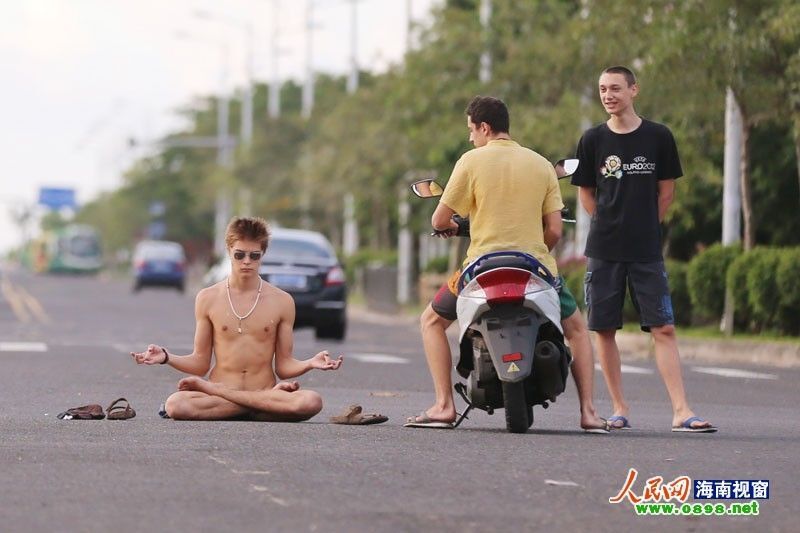 Российский студент шокировал китайцев "голой медитацией" на дороге