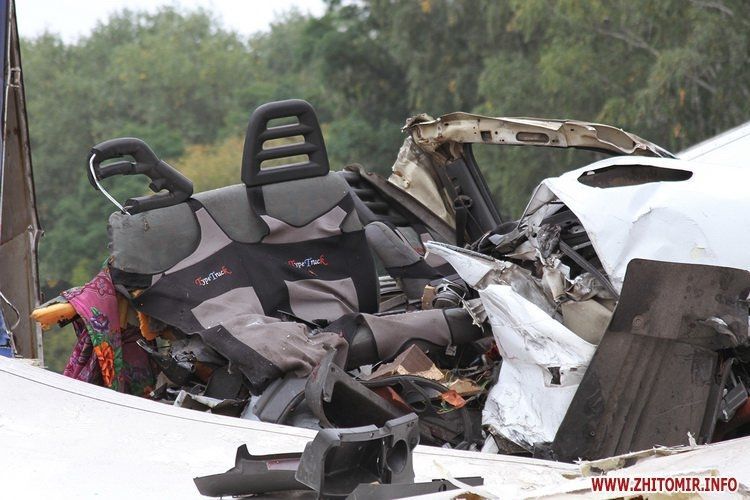 "Сладкое" ДТП с 4 фурами: трасса "Киев - Чоп" усеялась тортами