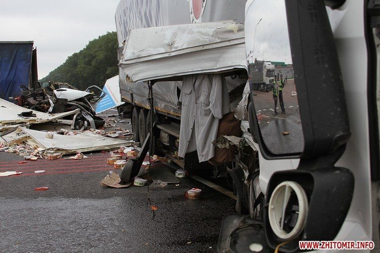 "Сладкое" ДТП с 4 фурами: трасса "Киев - Чоп" усеялась тортами