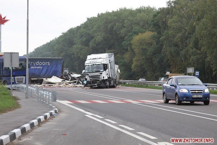 "Сладкое" ДТП с 4 фурами: трасса "Киев - Чоп" усеялась тортами