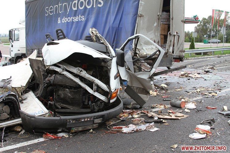 "Сладкое" ДТП с 4 фурами: трасса "Киев - Чоп" усеялась тортами