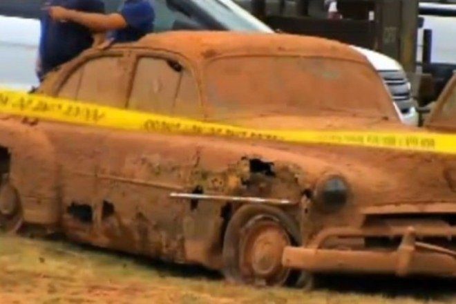 В США на дне озера нашли автомобили с останками людей 