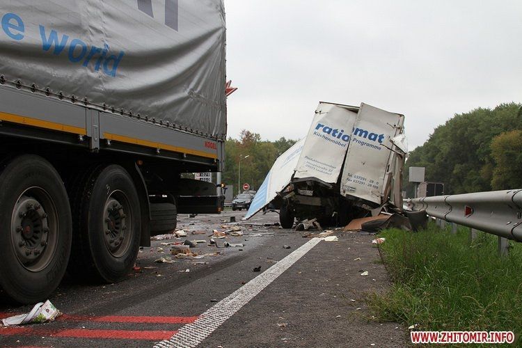 "Сладкое" ДТП с 4 фурами: трасса "Киев - Чоп" усеялась тортами