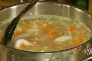 В кипящий суп опускаем куриное филе. Доводим до кипения, отключаем плиту, накрываем неплотно суп крышкой. Он должен немного остыть.