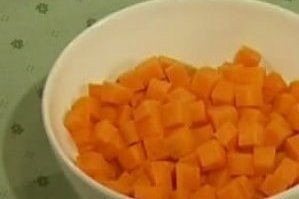 Морковь режем небольшими кубиками.