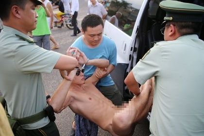 У Китаї росіянин затриманий за медитацію голим посеред дороги