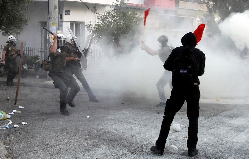 В Греции протесты антифашистов переросли в столкновения с полицией