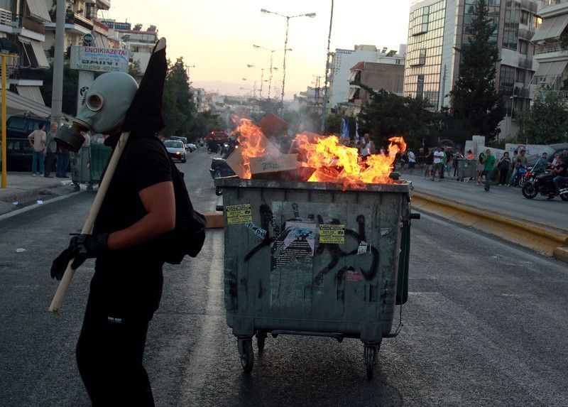 В Греции протесты антифашистов переросли в столкновения с полицией