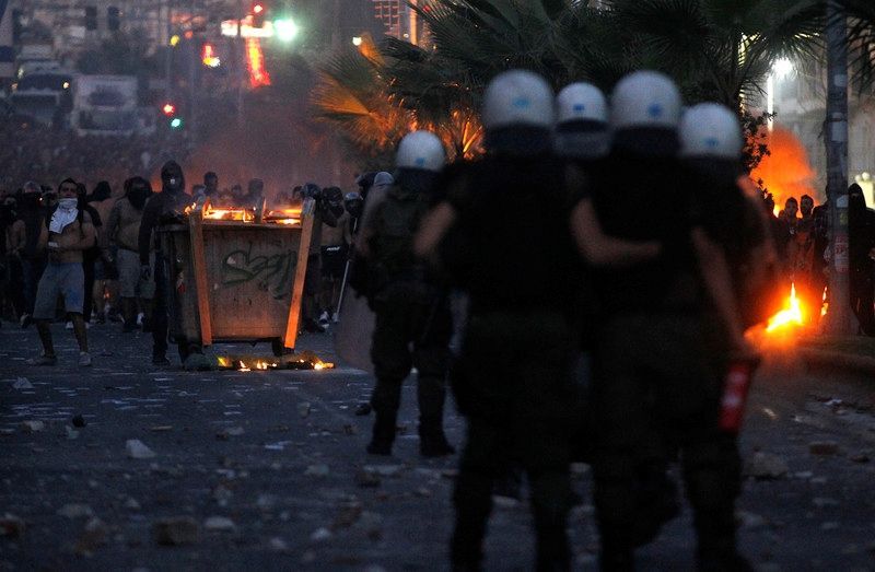 В Греции протесты антифашистов переросли в столкновения с полицией