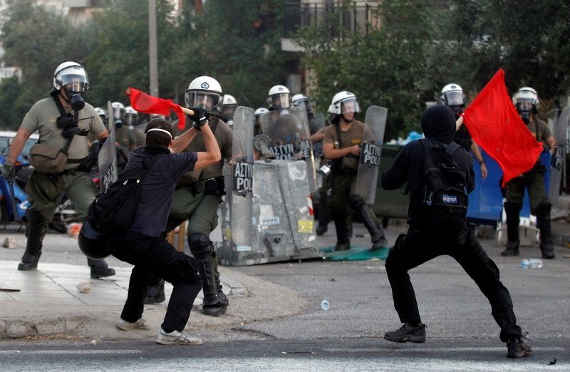 В Греции протесты антифашистов переросли в столкновения с полицией