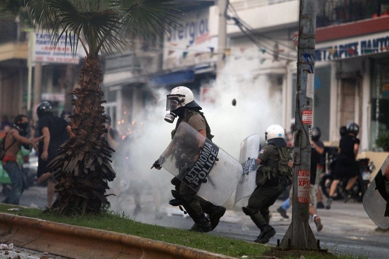 В Греции протесты антифашистов переросли в столкновения с полицией