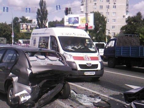 В Киеве на перекрестке столкнулись 4 авто: есть пострадавшие